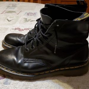 Dr. Martens boots 8 eye size 9 - MADE IN ENGLAND
